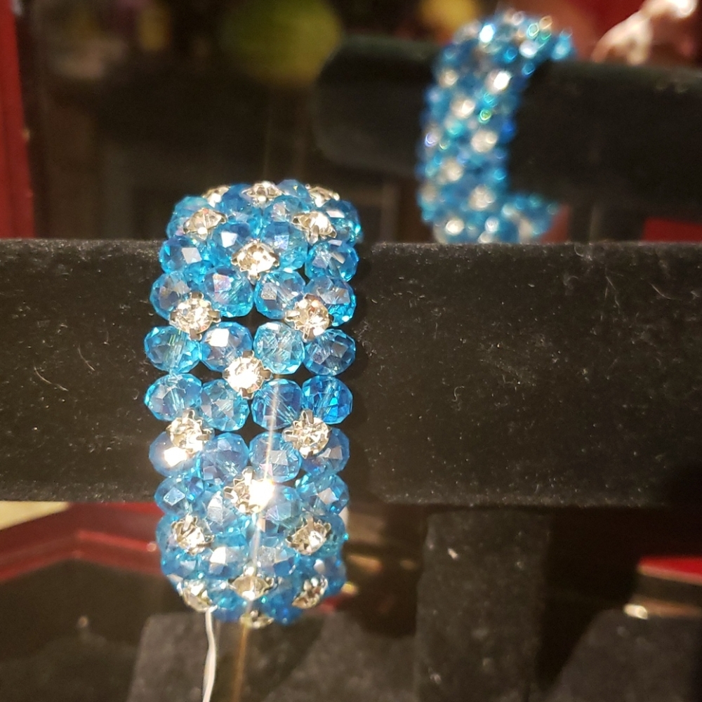 Bracelet - BNWT Crystal Stretchy Bracelet